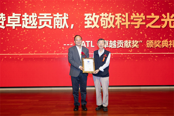 致敬“中國(guó)鋰電之父”，寧德時(shí)代為陳立泉院士頒發(fā)“卓越貢獻(xiàn)獎(jiǎng)”